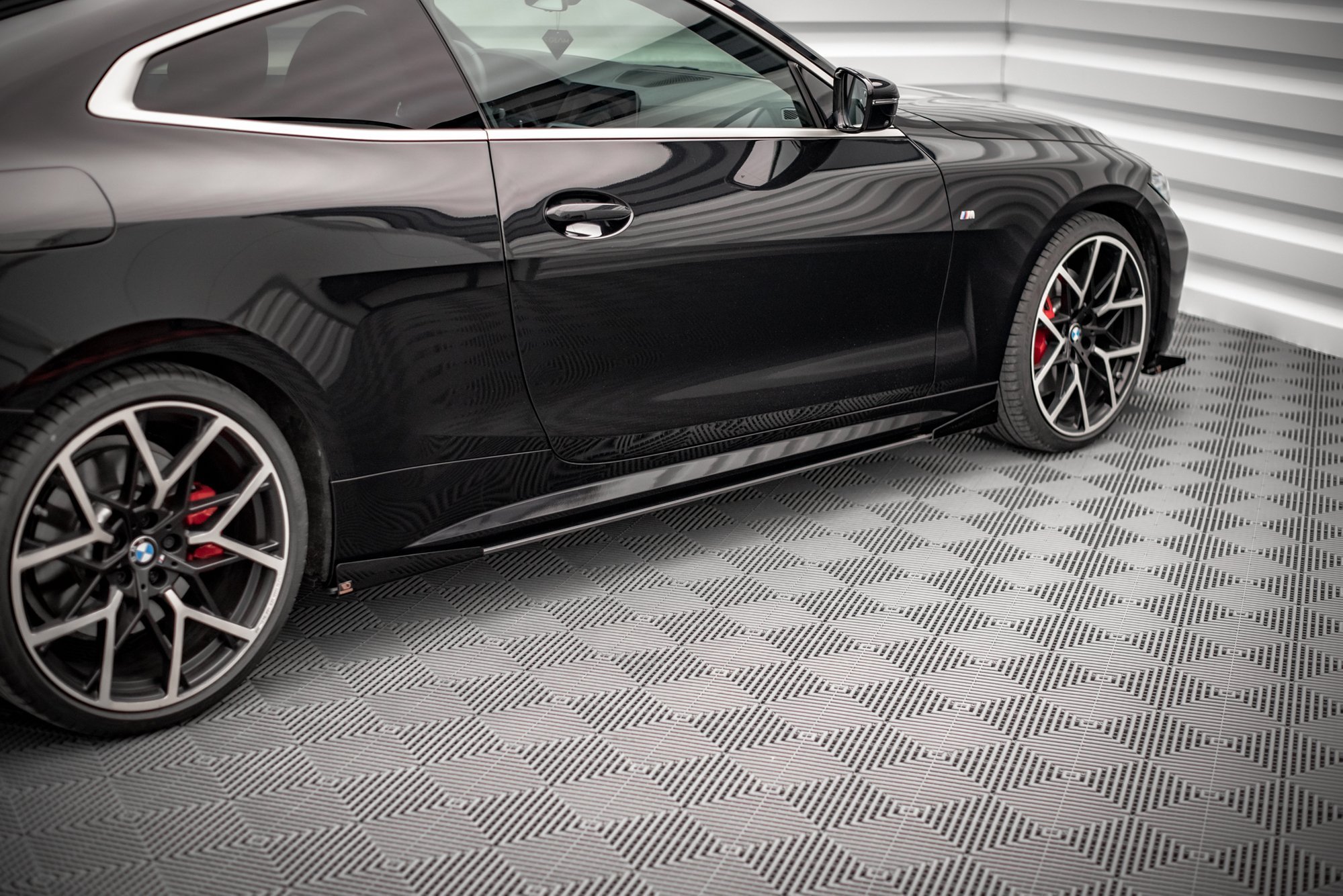 Sideskjørt Street Pro Med Flaps BMW 4 M-Pack / M440i G22 / G23 / G22 Facelift / G23 Facelift